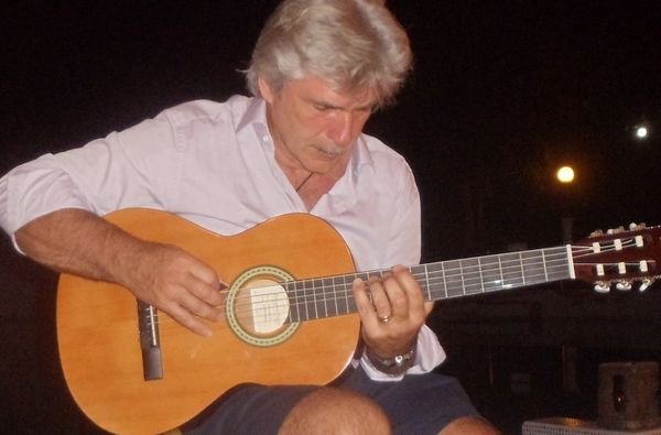 Robert Maciag finger style guitar
